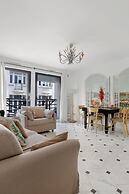 Stylish 2BR for 6 by Champs-Elysees