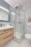 Stylish 2BR for 6 by Champs-Elysees