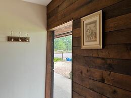 The Riley Stable- Cozy Getaway