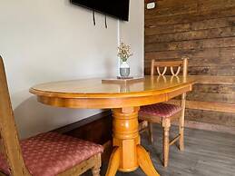 The Riley Stable- Cozy Getaway