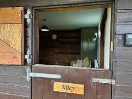 The Riley Stable- Cozy Getaway