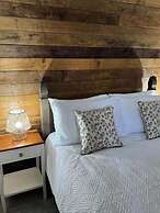 The Riley Stable- Cozy Getaway