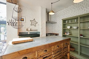 Host Stay The Artist s House