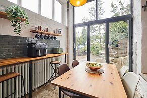 Host Stay The Artist s House