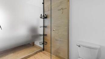 Brand New Oceanview Studio - Pools - Beach - Gym
