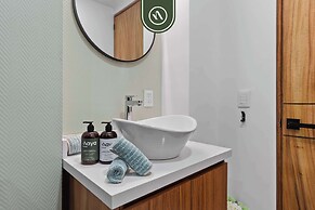 Boho 2 BR Condo - Dowtown - Rooftop Pool - Jacuzzi