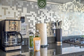 Centric 2BR Condo- Balcony - Rooftop Pool
