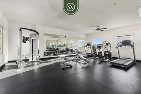 1BR Condo With Rooftop Pool - Romantic Zone