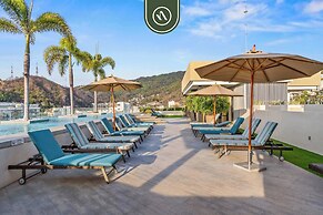 1BR Condo With Rooftop Pool - Romantic Zone