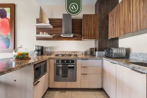 1BR Condo With Rooftop Pool - Romantic Zone