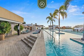 1BR Condo With Rooftop Pool - Romantic Zone
