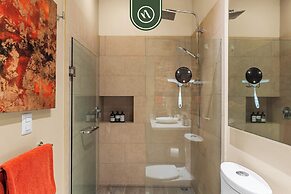 1BR Condo With Rooftop Pool - Romantic Zone