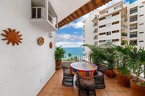 Ocean View 2Br Condo-balcony-beach-pool - 902