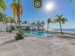 Beachfront Tropical 2 BR Condo - Pools - Gym