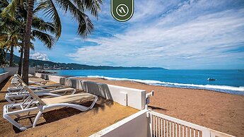Beachfront Tropical 2 BR Condo - Pools - Gym