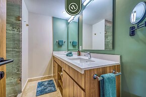 Beachfront Tropical 2 BR Condo - Pools - Gym