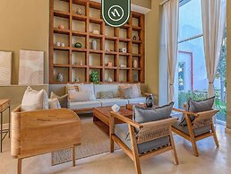 Beachfront Tropical 2 BR Condo - Pools - Gym