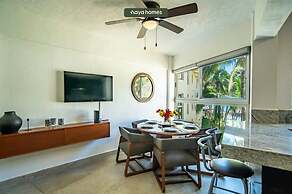 Beachfront 2BR Condo - Pool - Blue Flag Beach