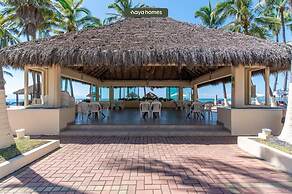 Beachfront 2BR Condo - Pool - Blue Flag Beach