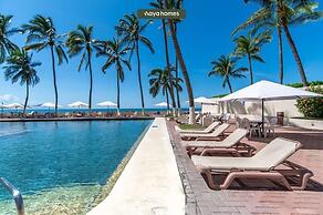 Beachfront 2BR Condo - Pool - Blue Flag Beach
