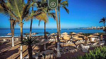 Beachfront 1 BR Condo With Multiple Pools - Gym
