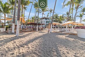 Beachfront 1 BR Condo With Multiple Pools - Gym