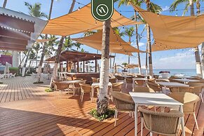 Beachfront 1 BR Condo With Multiple Pools - Gym
