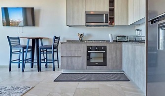 1BR Apartment - Private Balcony - Pool - Gym