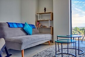 1BR Apartment - Private Balcony - Pool - Gym