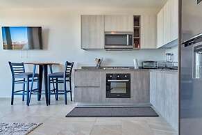 1BR Apartment - Private Balcony - Pool - Gym