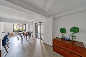 1BR Apartment - Private Balcony - Pool - Gym