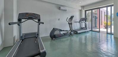 1BR Apartment - Private Balcony - Pool - Gym
