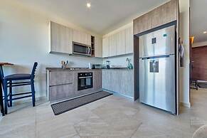 1BR Apartment - Private Balcony - Pool - Gym