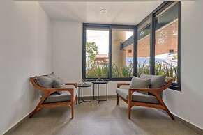 1BR Apartment - Private Balcony - Pool - Gym