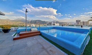 1BR Apartment - Private Balcony - Pool - Gym