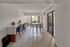 1BR Apartment - Private Balcony - Pool - Gym
