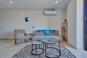 1BR Apartment - Private Balcony - Pool - Gym
