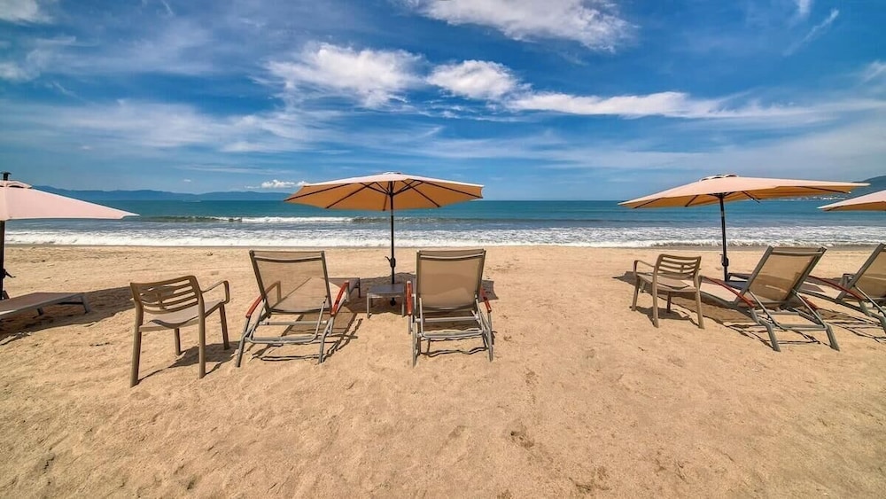 Oceanfront 2 BR Condo - Beach - Restaurant - Gym