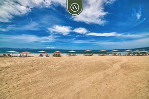 Oceanfront 2 BR Condo - Beach - Restaurant - Gym