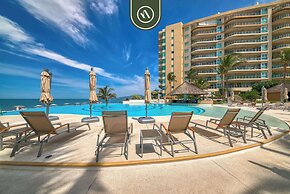 Oceanfront 2 BR Condo - Beach - Restaurant - Gym
