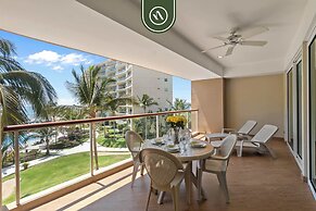 Oceanfront 2 BR Condo - Beach - Restaurant - Gym