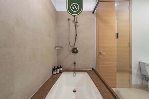 Oceanfront 2 BR Condo - Beach - Restaurant - Gym