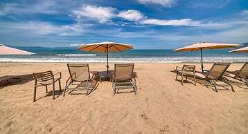 Oceanfront 2 BR Condo - Beach - Restaurant - Gym