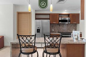 Oceanfront 2 BR Condo - Beach - Restaurant - Gym