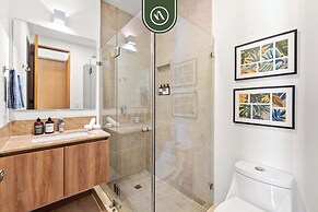 Corner 2 BR Condo - Rooftop Pool With Oceanview