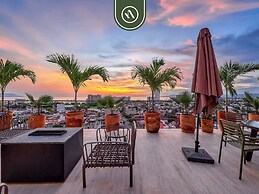Corner 2 BR Condo - Rooftop Pool With Oceanview