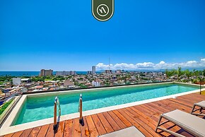 Corner 2 BR Condo - Rooftop Pool With Oceanview