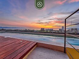 Corner 2 BR Condo - Rooftop Pool With Oceanview
