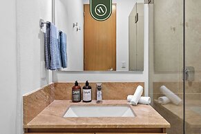Corner 2 BR Condo - Rooftop Pool With Oceanview