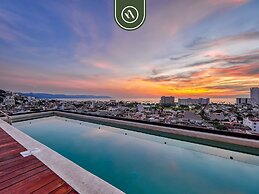 Corner 2 BR Condo - Rooftop Pool With Oceanview